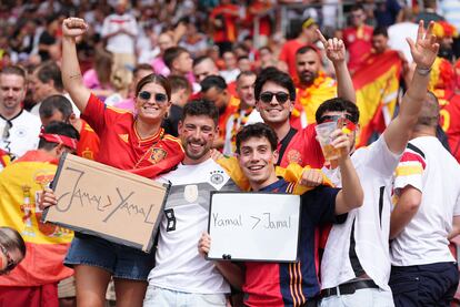 Aficionados españoles, en la grada. 