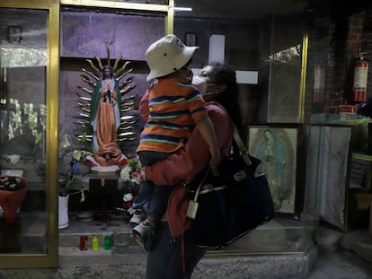 Una madre mexicana carga a su hijo en Texcoco, Estado México.