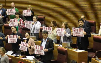 Los diputados de la oposici&oacute;n muestran carteles por una RTVV &quot;p&uacute;blica y en valenciano&quot;.