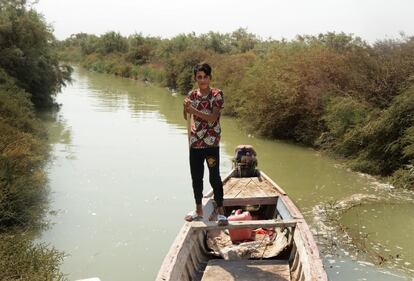 El joven Nasr subido en su bote, que utiliza con destreza para desplazarse por los diferentes asentamientos situados a la orilla del conocido río Shatt al Arab.