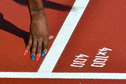 La atleta nigeriana Regina George en la salida de la prueba de 400 metros.