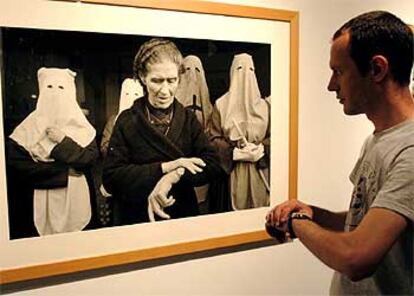 Un visitante observa una fotografía de Cristina García Rodero, de "Variaciones en España. Fotografía y Arte (1900-1980)".