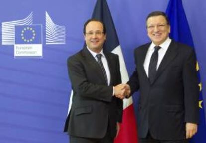 El presidente de la Comisión Europea, José Manuel Durao Barroso (dcha), saluda al presidente francés, François Hollande. EFE/Archivo