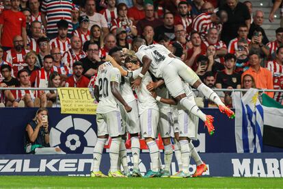 Fede Valverde celebra el segundo gol del Real Madrid, este domingo en el Metropolitano.