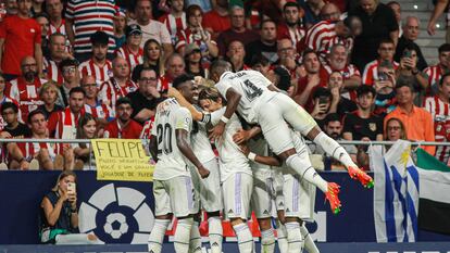 Fede Valverde celebra el segundo gol del Real Madrid, este domingo en el Metropolitano.