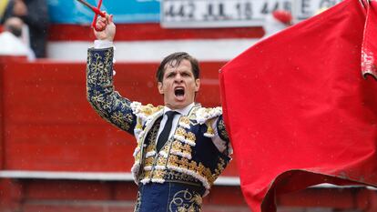 El torero español Julián López, 'El Juli', último ganador hasta la fecha del Premio Nacional de Tauromaquia, suprimido en 2024, durante una corrida de toros en Manizales, Colombia, el 8 de febrero de 2023.