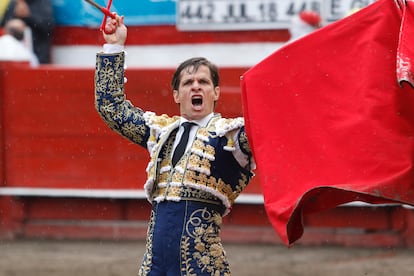 El torero español Julián López, 'El Juli', último ganador hasta la fecha del Premio Nacional de Tauromaquia, suprimido en 2024, durante una corrida de toros en Manizales, Colombia, el 8 de febrero de 2023.