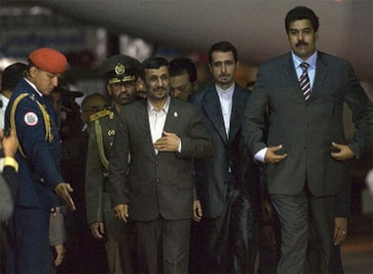 El canciller venezolano, Nicolás Maduro, recibe al presidente iraní, Mahmud Ahmadineyad.