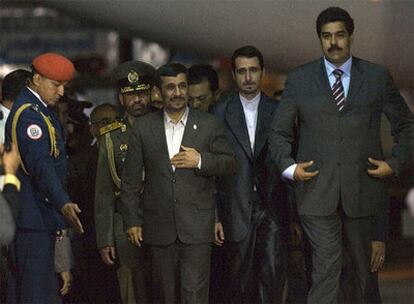 El canciller venezolano, Nicolás Maduro, recibe al presidente iraní, Mahmud Ahmadineyad.