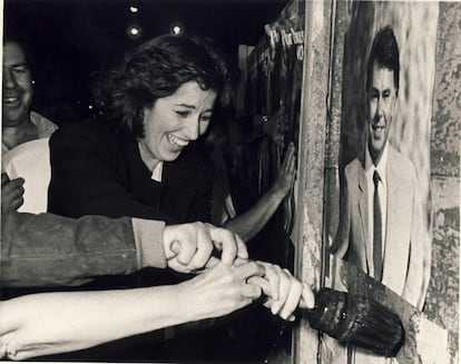 Carmen Romero pega un cartel de su marido, Felipe González, presidente del Gobierno y candidato socialista, en la pegada de carteles en la calle del Príncipe de Vergara de Madrid, el 13 de junio de 1986.