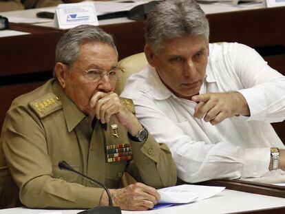 Raul Castro junto a Miguel Diaz-Canel Bermudez.