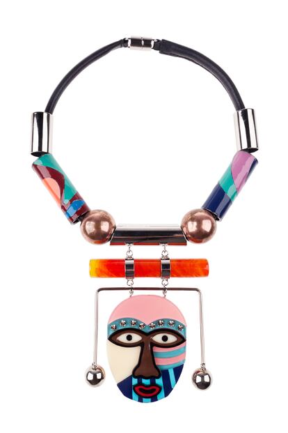 Este collar de inspiracin africana es de Bimba y Lola, y tiene un precio de 110 euros.