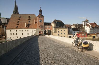 Se considera la ruta cicloturista más popular de Europa y discurre paralela al curso del segundo cauce más largo del continente. Puede hacerse desde el nacimiento del río, en la Selva Negra (Alemania), hasta su desembocadura en el mar Negro, en Rumanía, o quedarse con el tramo más popular, entre Passau, al sureste de Alemania y la ciudad eslovaca de Bratislava.