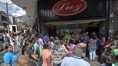 Colas ante las puertas de un supermercado en Caracas.