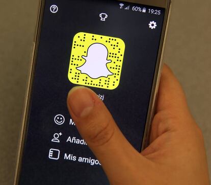 Un usuario de teléfono con la aplicación Snapchat .