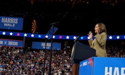 Kamala Harris habla este viernes en un evento político en Arizona.