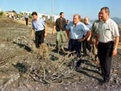 B sin num - (10/Ago/00) - Pujol visita la zona afectada, en la imagen Llança, por el incendio del Alt emporda. - Foto: Pere Duran