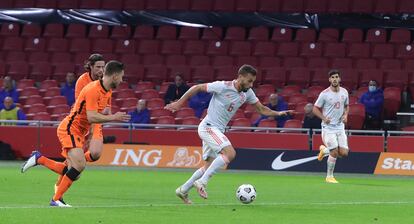 Sergio Canales, en la acción en la que marcó el gol de España.