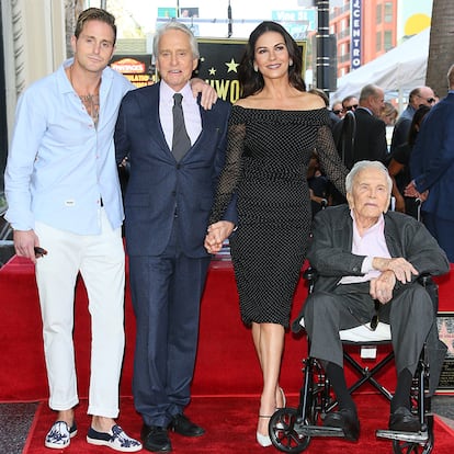 Cameron Douglas, Michael Douglas, Kirk Douglas y Catherine Zeta-Jones posan ante la estrella del actor en Paseo la Fama, el pasado mes de noviembre.