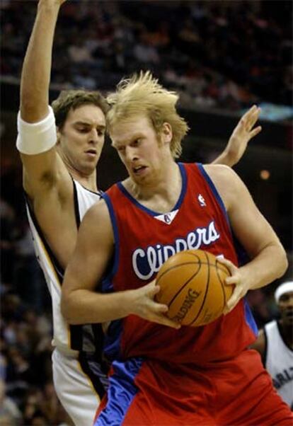 Gasol intenta bloquear el paso del jugador de los Clippers Chris Kaman.