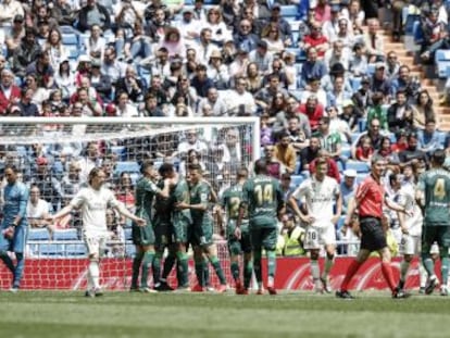 El Betis derrota con enorme superioridad al cuadro de Zidane, que volvió a mostrarse como un equipo menor