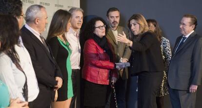 La presidenta de la Junta, Susana Díaz, recibe a los familiares de bebés robados, en Sevilla.