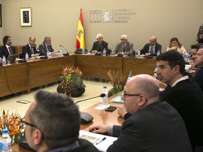 Un momento de la reuni&oacute;n que representantes de la patronal y de los sindicatos de los estibadores han celebrado hoy en Madrid.