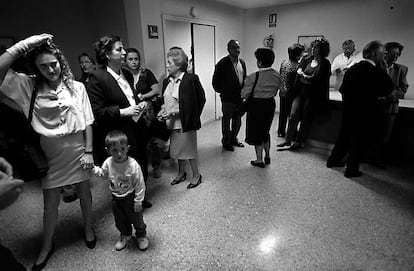 Colas de pacientes en el hospital La Fe, de Valencia, en 1998, para hacerse análisis y recabar información sobre el 'caso Juan Maeso'.