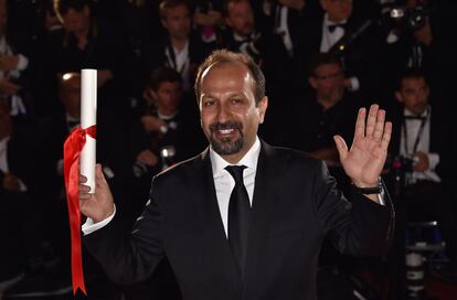 El director iraní Asghar Farhadi posa después de ser galardonado con el premio al mejor guión para la película 'The Salesman (Forushande)'.