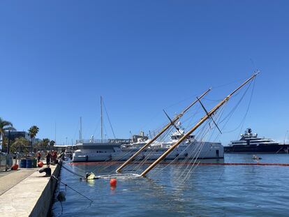 Imagen del velero hundido, tras ser golpeado por el buque de Salvamento Marítimo.