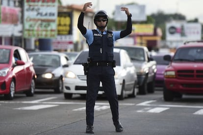 Un policía dirige el tráfico durante el apagón en San Juan.