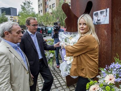 Mari Mar Blanco, hermana del edil asesinado Miguel Ángel Blanco, acompañada por el presidente del PP vasco, Alfonso Alonso, y el concejal Fernando Lecumberri, durante la ofrenda floral celebrada en Ermua.