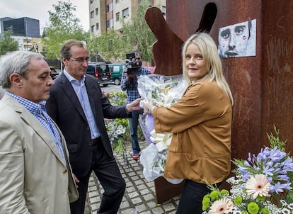 Mari Mar Blanco, hermana del edil asesinado Miguel Ángel Blanco, acompañada por el presidente del PP vasco, Alfonso Alonso, y el concejal Fernando Lecumberri, durante la ofrenda floral celebrada en Ermua.