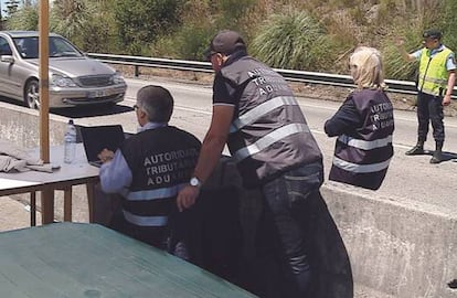 Puesto de control de deudas a la salida de la autopista en Valongo.