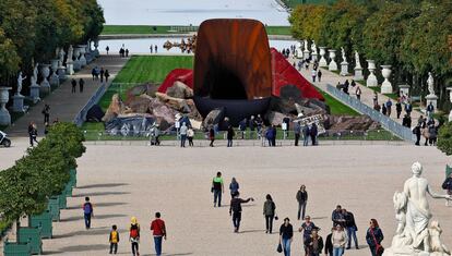 La instalación 'Dirty Corner', de Anish Kapoor, denominada “la vagina de la reina”, sufrió el sabotaje de los ultracatólicos.