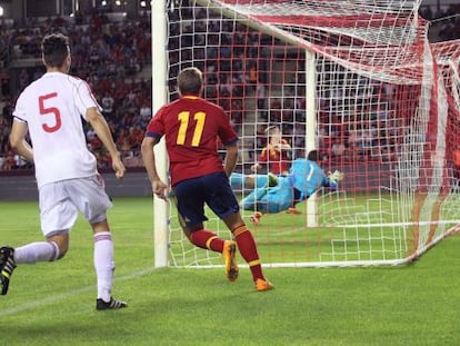 Muniain anota el primer gol para Espa&ntilde;a tras un pase de Deulofeu.