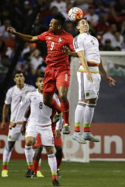 Roberto Nurse y Héctor Herrera luchan por el balón.