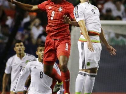 Roberto Nurse y Héctor Herrera luchan por el balón.