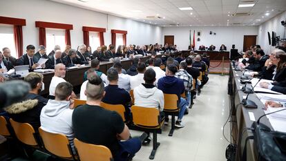 Imagen de la sala este lunes en la sede de Algeciras de la Audiencia Provincial de Cádiz, donde ha arrancado este lunes el juicio por narcotráfico contra una red supuestamente liderada por Los Castaña.