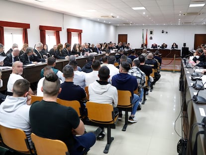 Imagen de la sala este lunes en la sede de Algeciras de la Audiencia Provincial de Cádiz, donde ha arrancado este lunes el juicio por narcotráfico contra una red supuestamente liderada por Los Castaña.