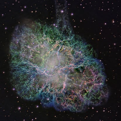 La nebulosa del Cangrejo es el remanente de una explosión de supernova que apareció en los cielos 
occidentales en 1054. Este objeto se encuentra en continua expansión, lo que puede verse claramente en fotografías tomadas con pocos meses de diferencia. Estudiando esta expansión se dedujo que la nebulosa se había formado unos 900 años atrás, y se determinó que eran los restos de la famosa supernova observada por astrónomos chinos y árabes el 4 de julio de 1054. Los restos de la nebulosa fueron observados por primera vez en 1731 por John Bevis. En 1844 William Parsons realizó un dibujo de ella en el que se asemejaba a un cangrejo, de ahí su nombre. Está formada por restos del material eyectado por la explosión de la supernova. Estos objetos tienen una densidad tan extrema que es equivalente a concentrar toda la masa de nuestro Sol en un volumen de unos 30 km, es decir, que una cucharada de té de este material pesaría unas 100 millones de toneladas. Imagen obtenida con el telescopio IAC80, en el Observatorio del Teide (Canarias). Comentario: Á. O. A. y P. R. G.