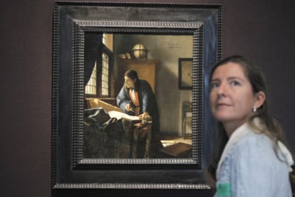 <b>Una mujer, ayer frente al cuadro </b><i>El geógrafo,</i><b> de Vermeer, expuesto en el Guggenheim.</b>