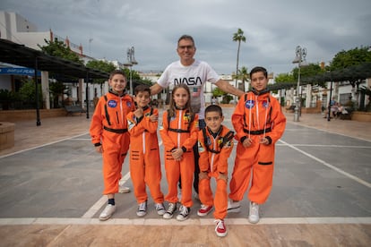 Alumnos del colegio público Nuestra Señora del Carmen de la pedanía Torre de la Reina (Guillena), que viajan a la NASA como parte de un proyecto educativo. De blanco, el profesor Herminio Rodríguez, junto a los alumnos que viajan: de izquierda a derecha, Aitor, Hugo, Marina, Teo y Sergio.