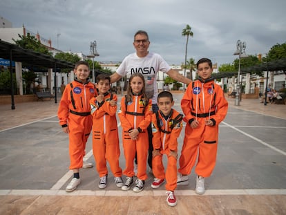 Alumnos del colegio público Nuestra Señora del Carmen de la pedanía Torre de la Reina (Guillena), que viajan a la NASA como parte de un proyecto educativo. De blanco, el profesor Herminio Rodríguez, junto a los alumnos que viajan: de izquierda a derecha, Aitor, Hugo, Marina, Teo y Sergio.