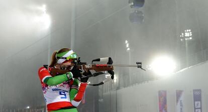 Darya Domracheva dispara en la prueba del Biatlón.