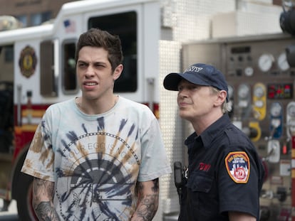 Pete Davidson y Steve Buscemi, en 'El rey del barrio'.