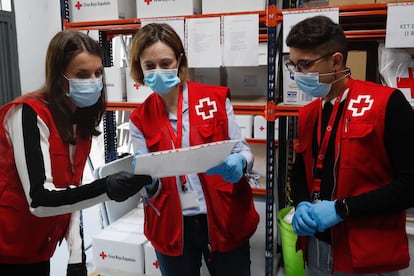  La reina Letizia siempre se ha mostrado implicada en las causas sociales. En este caso, se trata de una visita a la Cruz Roja de Madrid durante la pandemia de coronavirus, el 11 de mayo de 2020.