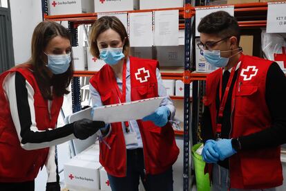 La reina Letizia siempre se ha mostrado implicada en las causas sociales. En este caso, se trata de una visita a la Cruz Roja de Madrid durante la pandemia de coronavirus, el 11 de mayo de 2020.