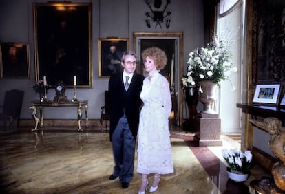 Pedida y boda de la duquesa de Alba, Cayetana Fitz-James Stuart y Silva, con Jesús Aguirre, en el palacio de Liria de Madrid. Los novios en un salón del palacio.