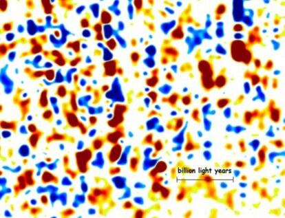 Un fragmento del nuevo mapa Sloan del universo lejano en el que se distinguen zonas con mayor densidad de hidrógeno intergaláctico (rojo) y menos (azul), con una escala de tamaño de mil millones de años luz.